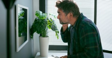 5 Weird Things a Narcissist Does When They Are Alone