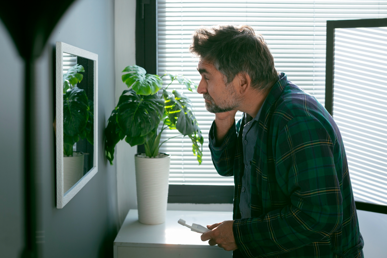 5 Weird Things a Narcissist Does When They Are Alone